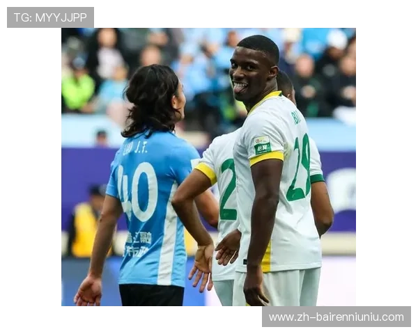 法比奥大四喜后与队友相拥，国安更衣室狂欢庆祝金靴